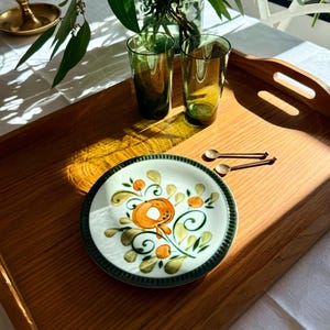 Bandeja de servir de madera estilo moderno de mediados de siglo, grande y rectangular.