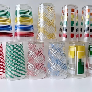 Vasos franceses vintage de mediados de siglo: vasos con diseño geométrico a rayas multicolores, varios juegos disponibles.