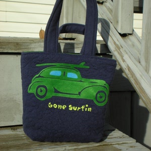 Gone Surfin' Tote Bag, marineblauw, kellygroen fluwelen vintage auto, met surfplank erop