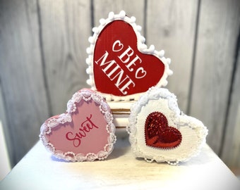 Coeurs de Saint-Valentin en bois, coeurs chunky, décor de plateau à plusieurs niveaux, coeurs décorés en bois