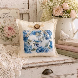 Cojín decorativo Bluebird, estilo shabby chic cottage core.