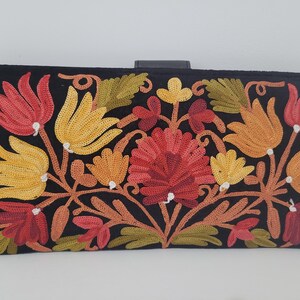 Portefeuille fait main en cuir et velours avec broderie ras du cou au point de chaînette - Détails en soie de haute qualité - Cadeau fonctionnel et élégant pour elle