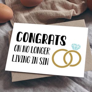 Tarjeta de felicitación divertida e inapropiada para compromiso y boda. ¡Felicitaciones por no vivir más en pecado!