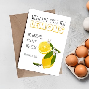 Drôle de pensée inappropriée pour que vous vous rétablissiez Carte De Vœux | Quand la vie vous donne du citron, soyez reconnaissant, ce n'est pas dans les applaudissements. Je pense à vous !