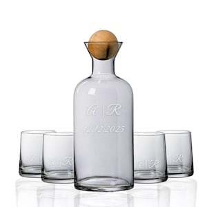 Könnte beinhalten: Ein Set aus drei Keramikbechern mit gesprenkelter, matter Oberfläche. Jeder Becher hat eine andere Farbe: hellblau, cremefarben und grau. Die Becher haben ein schlichtes, modernes Design und einen bequemen Griff.