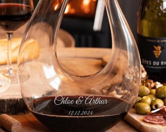 Personalisierter Weindekanter mit Namen und Datum – Handgravierter Glasdekanter als Geschenk zur Hochzeit, zum Jahrestag oder für Paare