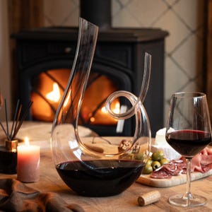 Wine Decanter Hand Blown Crystal Glass Elegant Aerator Carafe Gift for Red Wine with Stainless Steel Cleaning Beads Mémoire Infinité 1.7L