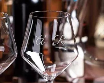 Ensemble de 2 verres à vin en cristal gravés – Verre soufflé à la main personnalisé avec nom ou initiales, cadeau pour couples ou mariages