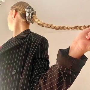 上質な生地を手縫いで仕上げた、スネーク柄のシュシュ。オリジナルでトレンド感あふれるヘアアクセサリーです。