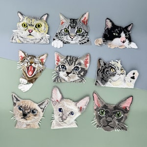 Może przedstawiać: Dziewięć haftowanych naszywek do prasowania z różnymi wzorami kotów. Naszywki są w różnych kolorach, w tym czarnym, białym, szarym i brązowym. Koty są przedstawione w różnych pozach, w tym siedzących, leżących i patrzących w górę.