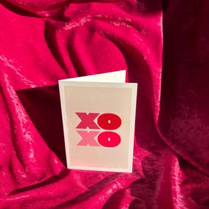 Geïllustreerde XOXO-wenskaart voor Valentijnsdag