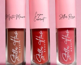 Set de tres bálsamos labiales con brillo de frutos rojos: rosa, vino, malva y natural. Pigmentados, no pegajosos, hidratantes y nutritivos. Set de bálsamos labiales orgánicos.