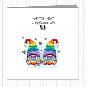 Cartão de aniversário lésbico do Orgulho Gay LGBTQ+ - Casal Gnomo Arco-Íris - Esposa Noiva