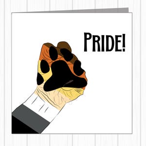 Gay Bear Pride Karte - Erhöhte Bärentatze in Flaggenfarben - PRIDE!