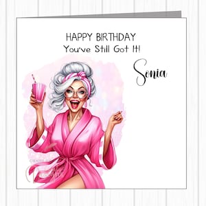 Biglietto di auguri di compleanno divertente personalizzato - Signora anziana affascinante in vestaglia di seta che sembra alla moda - Amica, nonna, nonna, nonna
