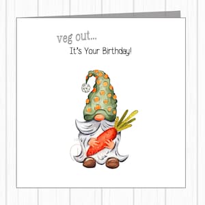 Carte d'anniversaire amusante - nain avec un chapeau végétarien tenant une carotte - sans légumes... c'est votre anniversaire