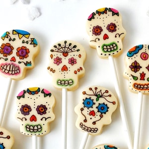 Bonbons crâne en sucre pour le « Jour des morts » - célébrez le Día de los Muertos avec ces délicieuses sucettes au massepain !