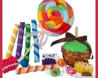 Könnte beinhalten: Ein Set aus Filz-Süßigkeitenspielzeug, darunter ein Regenbogen-Lolli, ein grüner Apfel mit Karamell und verschiedene bunte Zuckerstangen. Das Spielzeug ist aus Filz und perfekt für Rollenspiele.