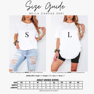 K&ouml;nnte beinhalten: Gr&ouml;&szlig;entabelle f&uuml;r Bella Canvas 3001 T-Shirts. Das Bild zeigt Modelle in den Gr&ouml;&szlig;en S und L. Die Tabelle enth&auml;lt Ma&szlig;e in Zoll f&uuml;r Unisex-Erwachsenengr&ouml;&szlig;en, mit Breiten von 16,5 bis 30 Zoll und L&auml;ngen von 27 bis 34 Zoll.