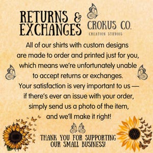 K&ouml;nnte beinhalten: Eine beige Karte mit schwarzem Text, der "RETURNS & EXCHANGES" und "CROKUS CO. CREATION STUDIOS" lautet. Die Karte enth&auml;lt auch den Text "DANKE F&Uuml;R DIE UNTERST&Uuml;TZUNG UNSERES KLEINEN UNTERNEHMENS!" mit Schmetterlings- und Sonnenblumenillustrationen.
