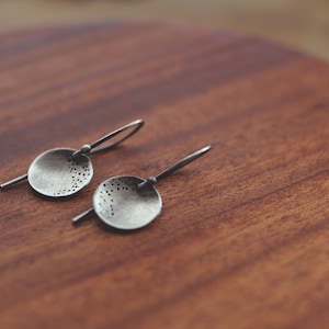 ocean meets beach (sandy beach sterling silver) - round earrings