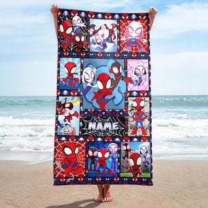 Puede incluir: Una toalla de playa rectangular con m&uacute;ltiples im&aacute;genes de dibujos animados de Spider-Man y Spider-Gwen en varias poses. La toalla tiene un borde azul con dise&ntilde;os de telara&ntilde;as rojas y un panel central con la palabra "NAME".