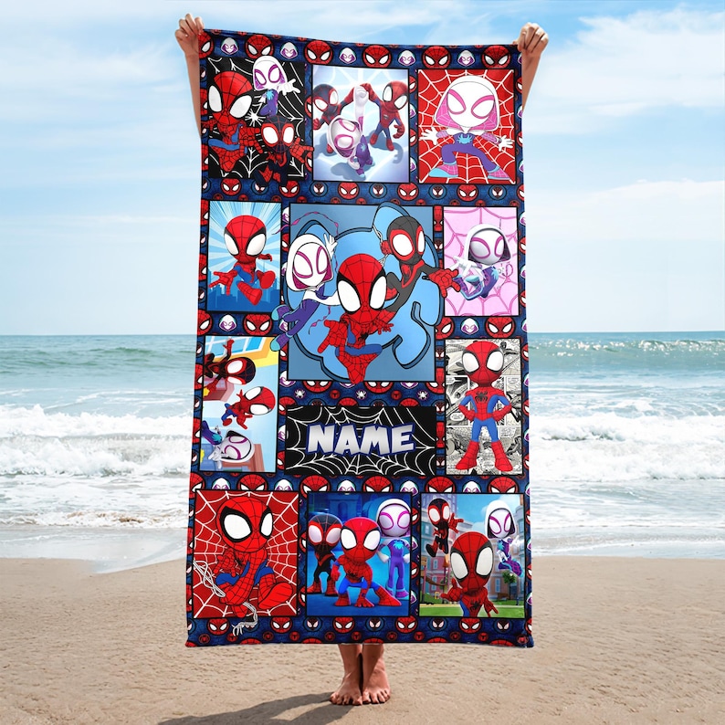 Puede incluir: Una toalla de playa rectangular con m&uacute;ltiples im&aacute;genes de dibujos animados de Spider-Man y Spider-Gwen en varias poses. La toalla tiene un borde azul con dise&ntilde;os de telara&ntilde;as rojas y un panel central con la palabra "NAME".