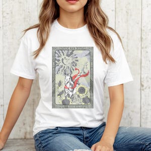 Koszulka z kartą tarota Sun, koszulka z astrologią boho, koszulka z mistyczną sztuką ludową, nadruk w blokach niebiańskich, prezent dla niej, kolory Cottagecore Comfort