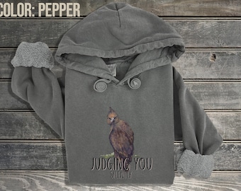 Javaanse havik met de tekst "Je stilletjes beoordelen" op een Comfort Colors hoodie