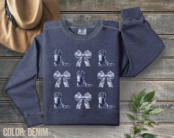 Coquette cowgirl-sweater met strik en laarsjes op comfortkleuren-sweater