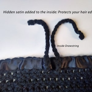 K&ouml;nnte beinhalten: Ein schwarzer geh&auml;kelter Artikel mit einem glatten schwarzen Satinfutter an der Innenkante und einem schwarzen geflochtenen Kordelzug. Der Text auf dem Bild lautet: Hidden satin added to the inside: Protects your hair edges und Inside Drawstring.
