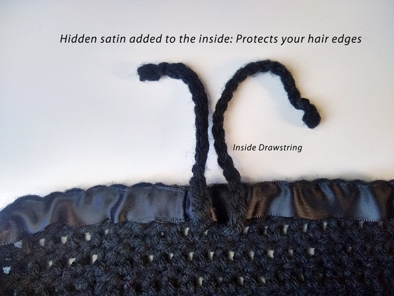 K&ouml;nnte beinhalten: Ein schwarzer geh&auml;kelter Artikel mit einem glatten schwarzen Satinfutter an der Innenkante und einem schwarzen geflochtenen Kordelzug. Der Text auf dem Bild lautet: Hidden satin added to the inside: Protects your hair edges und Inside Drawstring.