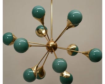 Żyrandol sufitowy Sputnik Brass Murano w stylu mid-century modern z zielonymi szklanymi kloszami i kloszami w kształcie kuli, nowoczesna jadalnia, wyspa kuchenna