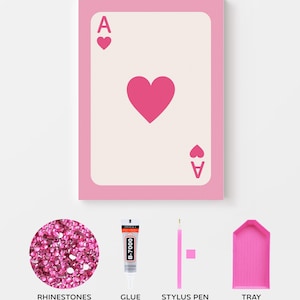 Peut inclure: Un kit de peinture diamant rose avec une toile imprim&eacute;e de l'As de Coeur, des strass roses, de la colle, un stylo stylet et un plateau rose.