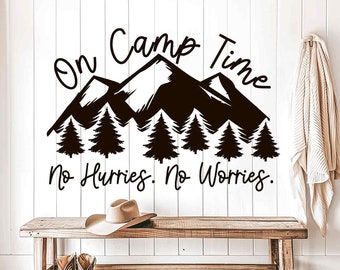 Sticker RV | Sticker vinyle On Camp Time, décoration graphique pour camping-car, cadeaux de camping pour camping-car, sticker mural chalet rustique avec montagnes