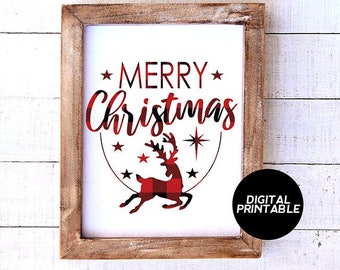 Peut inclure: Une affiche imprimable numérique avec un renne en tissu écossais rouge et noir et le texte "Merry Christmas" dans un cercle blanc avec des étoiles.