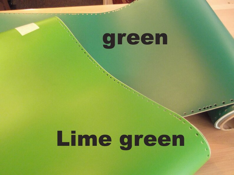 Puede incluir: Dos rollos de material de vinilo verde. Un rollo es de color verde oscuro y est&aacute; etiquetado como "verde" y el otro rollo es de color verde claro y est&aacute; etiquetado como "verde lima".