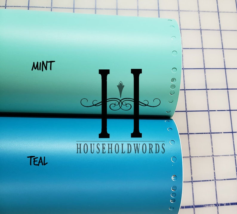 Puede incluir: Dos rollos de pel&iacute;cula adhesiva de vinilo, uno azul verdoso y otro verde menta, con el texto "HOUSEHOLDWORDS" impreso en el rollo azul verdoso.