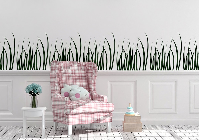 Pu&ograve; includere: Un muro bianco con un design a silhouette di erba nera. Una poltrona a quadri rosa e bianchi con un cuscino bianco con un cuore rosa. Un tavolino bianco con un vaso di fiori blu.