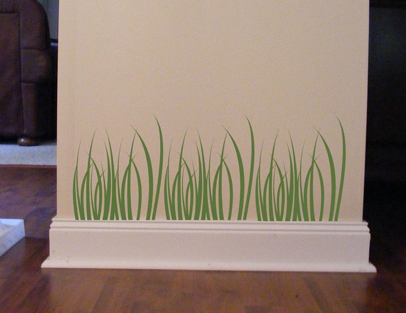 Puede incluir: Una calcoman&iacute;a de pared de hierba verde, aplicada a un z&oacute;calo blanco, crea un aspecto caprichoso y natural.