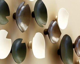 Keramische calla lelie-muursculptuur – brons, donkergroen, porseleinkunst (16 stuks)