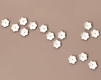 Keramische muurkunst kersenbloesem: goud-witte geschulpte bloemsculptuur (15)