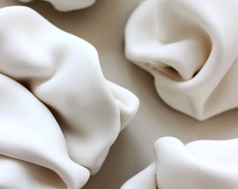 Handgemaakte gebogen porseleinen wandsculptuurset, Japandi witte keramiekkunst