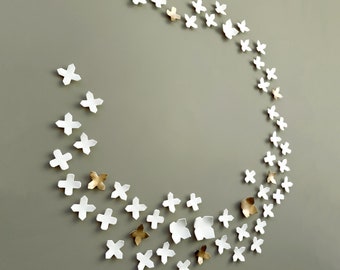 Handgemaakte abstracte keramische bloem muursculptuur, moderne witte en gouden geometrische kunst (60)