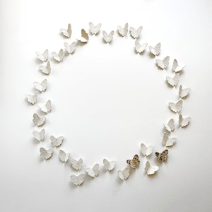 Arte original de mariposa de porcelana, obra de arte de pared, círculo minimalista, escultura de pared de cerámica circular, arte de la naturaleza, pintura alternativa, conjunto de 40