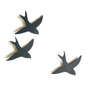 Art mural noir Trois petits oiseaux Oiseaux minimalistes œuvres dart Hirondelles en céramique 3D Peinture de sculpture murale en porcelaine Parfait pour le mur de la galerie image 4