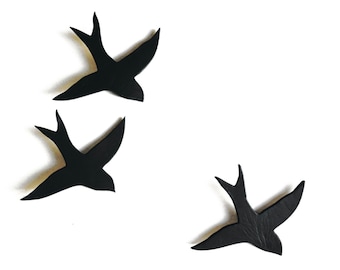 Art mural noir Trois petits oiseaux Oiseaux minimalistes œuvres d’art Hirondelles en céramique 3D Peinture de sculpture murale en porcelaine Parfait pour le mur de la galerie