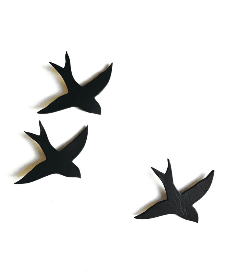 Art mural noir Trois petits oiseaux Oiseaux minimalistes œuvres dart Hirondelles en céramique 3D Peinture de sculpture murale en porcelaine Parfait pour le mur de la galerie image 1