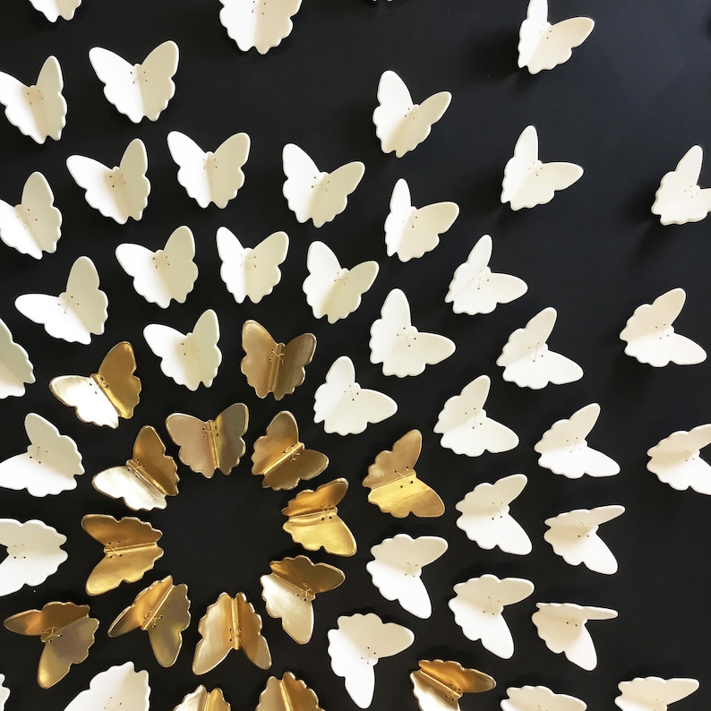 Image to show larger group with many more pieces arranged in a circular form.