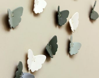3D-set van 22 keramische vlinders, afgewerkt in een mix van lichtgroen, donkerolijfgroen en wit porselein